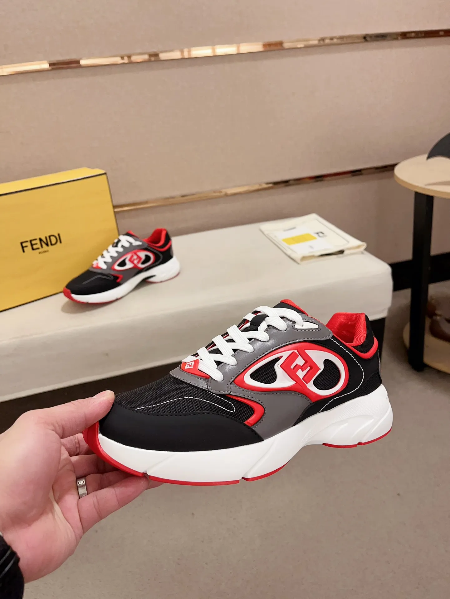 Men's shoes💰: 760💰(Higher version) [Fendi] Fendi's latest casual shoes for men! Available at counters simultaneously! A one-to-one replica of the original. Made entirely of imported top-grain calfskin, the interior is made of top-grain water-dyed cowhide, and the original factory-supplied rubber outsole. Leading new fashion concepts. Matching code: 39-44. 38.45 can be customized and cannot be returned or exchanged!